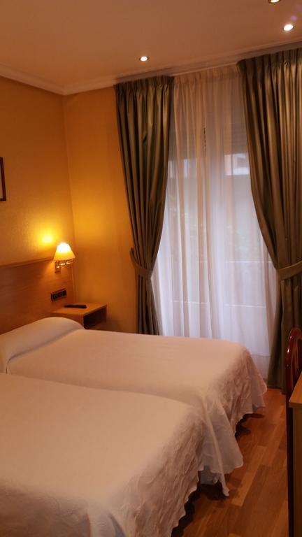 Pension La Concha Сан-Себастьян Экстерьер фото